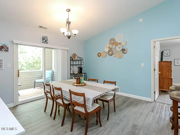 404 Commerce Ave #D — Photo 2