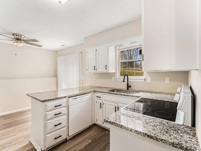 810 SW Pinebrook Village Dr — Photo 9