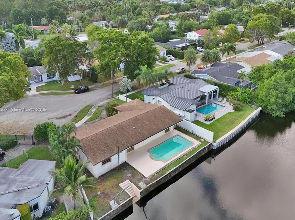 2371 NE 193rd St, Miami, FL 33180