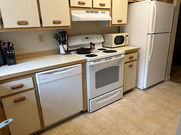 4th image of 825 Fox Hollow Dr