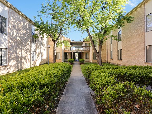 2nd image of 5826 Newtown Arch #5832-201