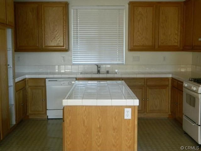 2nd image of 2150 Holiday Ln