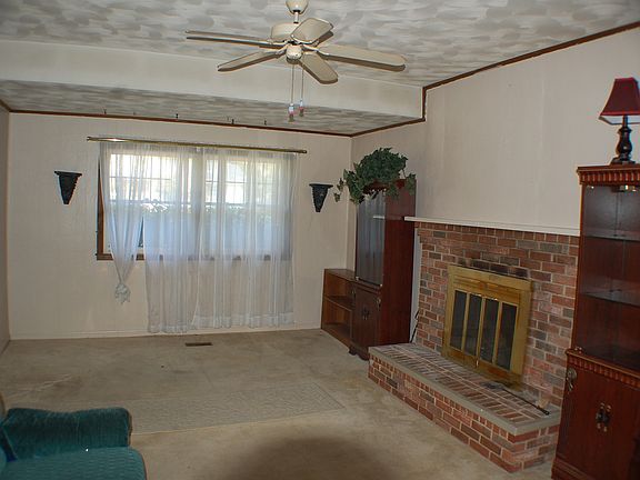 4th image of 1304 Hawkins Ln
