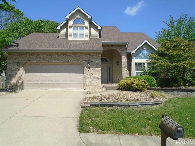 1109 Peachtree Ct — Photo 2
