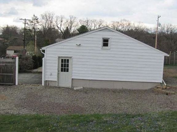 3rd image of 111 Rainbow Dr