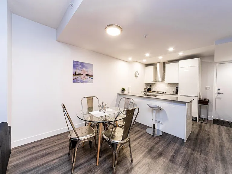 1283 Howe St N — Photo 3