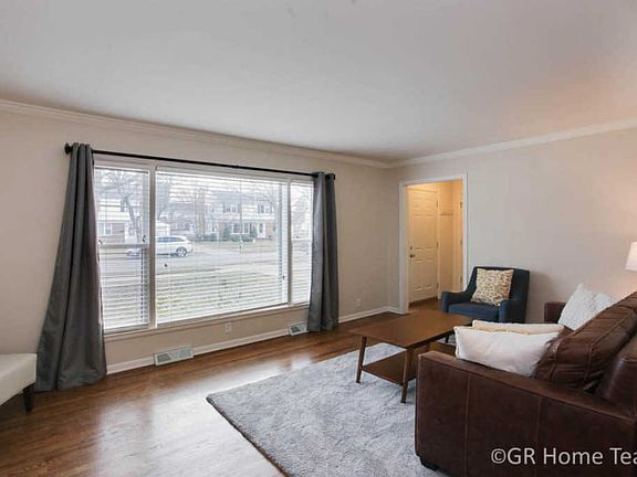 4th image of 1837 Chamberlain Ave SE