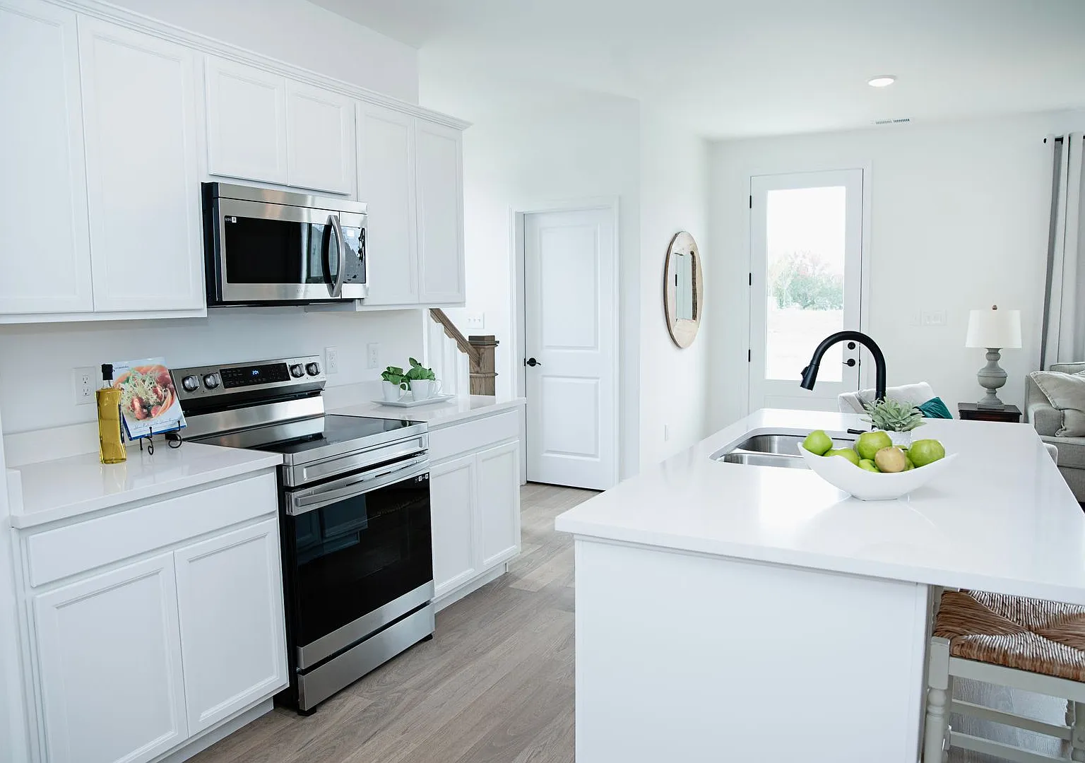 Stunning 3-bed, 2.5 Bath Townhome — Photo 4