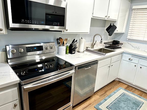 3rd image of 2520 Clairemont Dr Unit 212