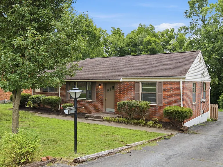 2923 Dunmore Dr — Photo 3