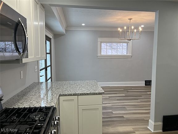 5th image of 3264 Altamont Ave