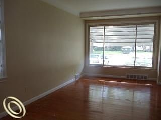 4th image of 20623 Kenmore Ave