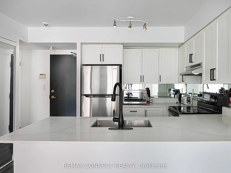 230 King St E #710 — Photo 9