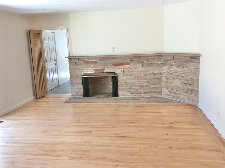 7466 Heatherwood Dr — Photo 5