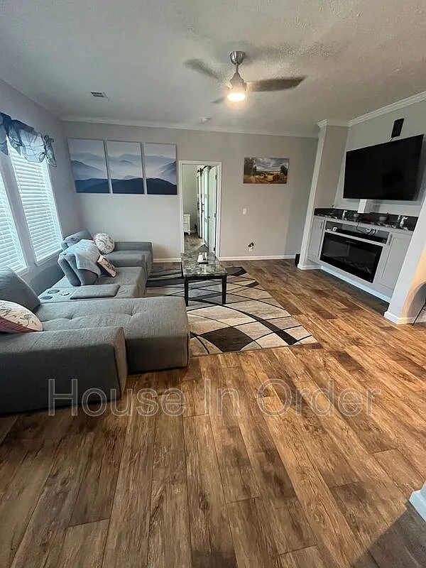 3 bed, 2.0 bath, 1580 sqft, $2,395 — Photo 4