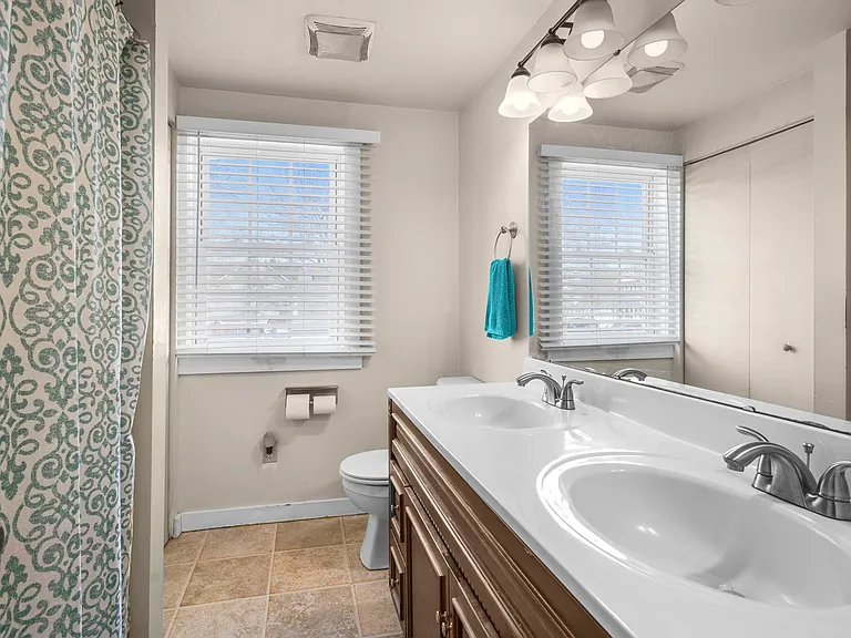 Upper level full bath