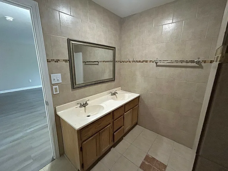 Falcon Crest Two Bedroom Bathroom