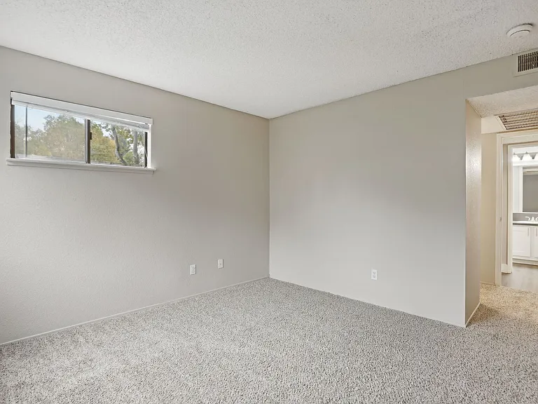Ellington Apartments — Photo 18