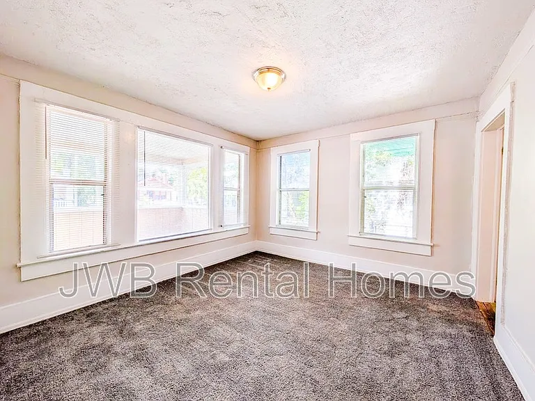 347 W 23rd St — Photo 6