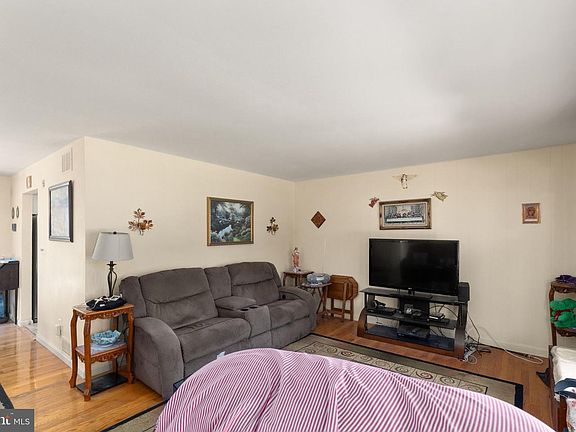 3rd image of 3427 Walnut Rd