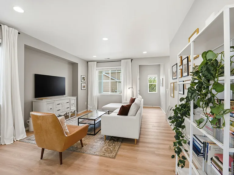 409 Noquet Ct — Photo 13