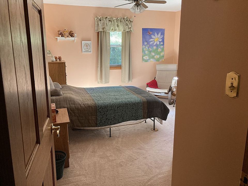 2nd bedroom with closet