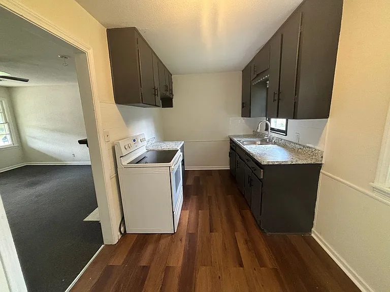 2527 S Hydraulic St — Photo 5