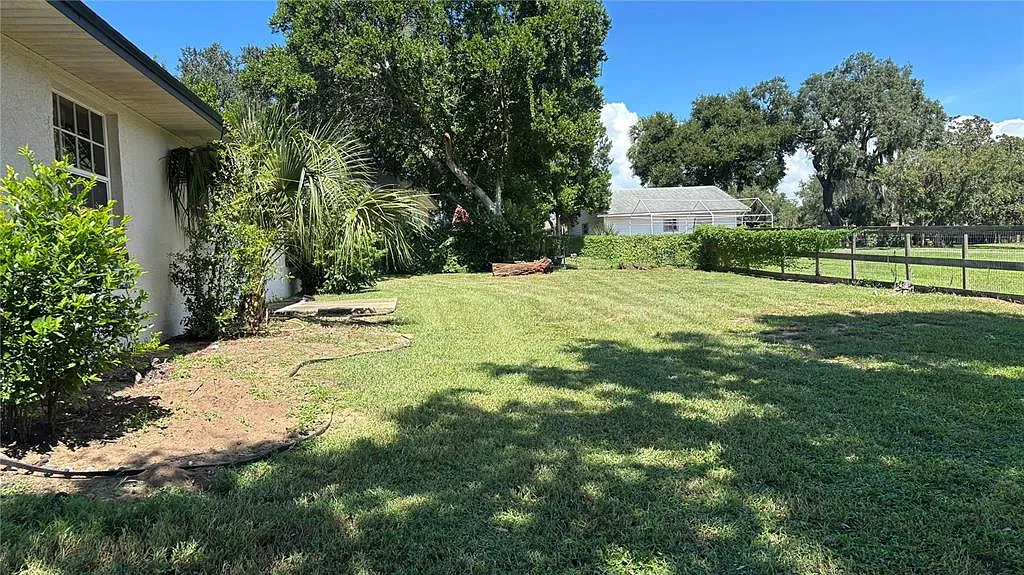 3 bed, 2.0 bath, 1295 sqft, $2,300 — Photo 2