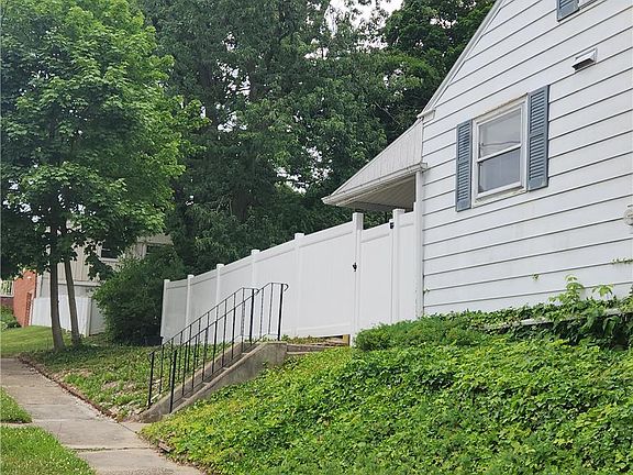2nd image of 3231 Earl St