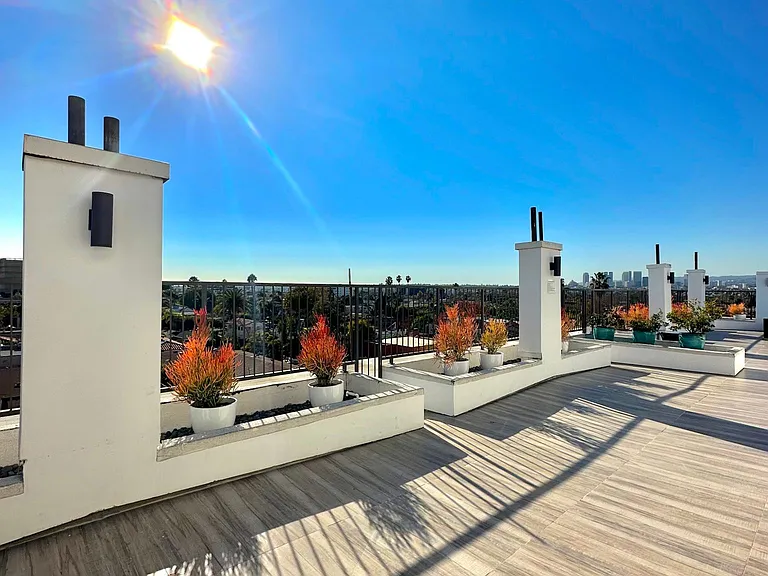 1127 S Spaulding Ave #301 — Photo 32