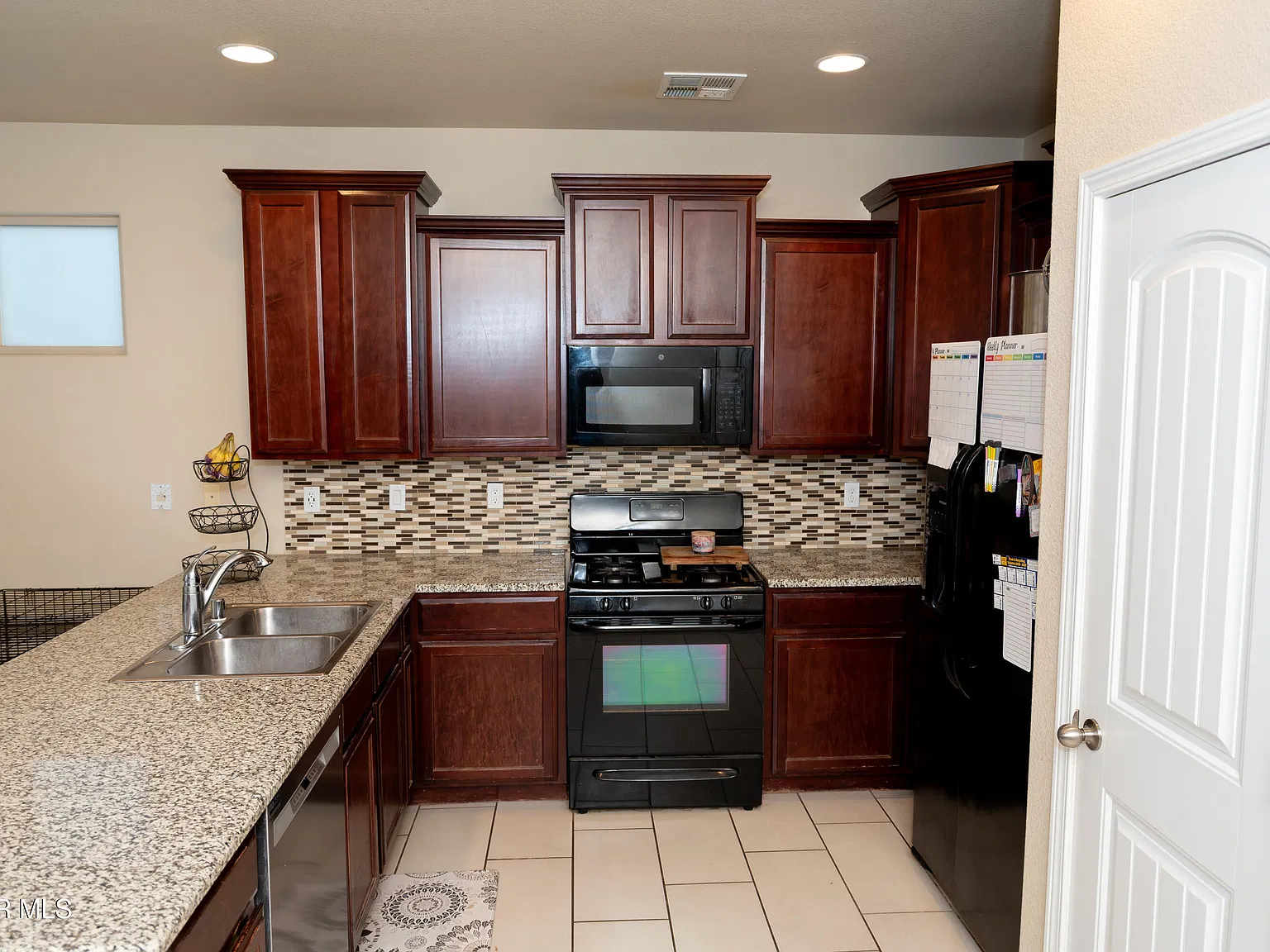 4 bed, 2.5 bath, 2220 sqft, $2,000 — Photo 2
