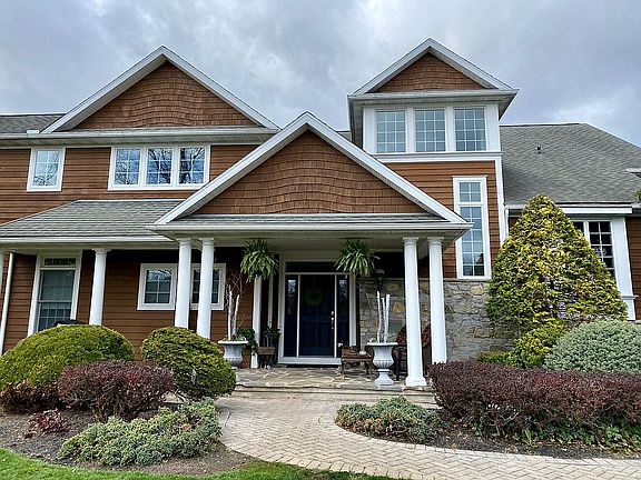 2nd image of 615 Lincoln Dr