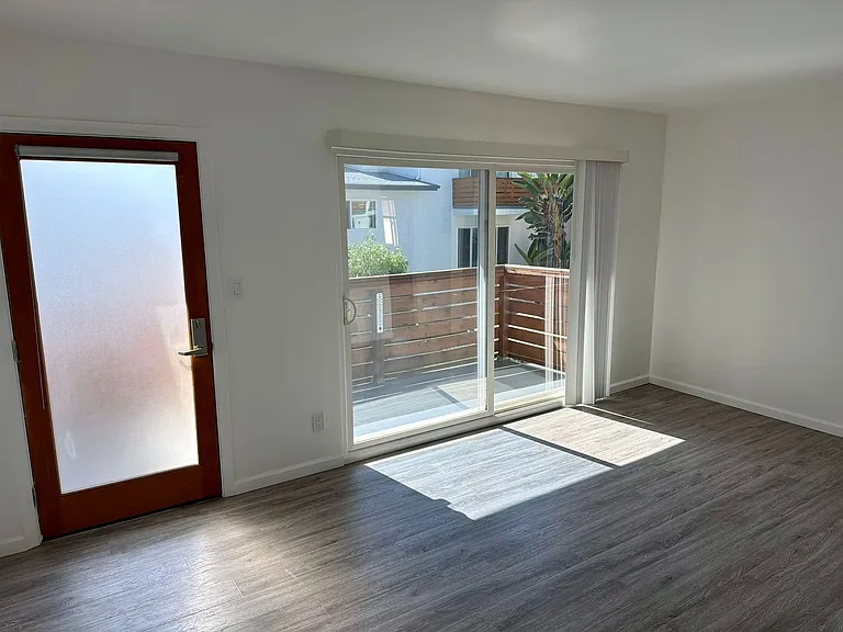 4959 Romaine St — Photo 10
