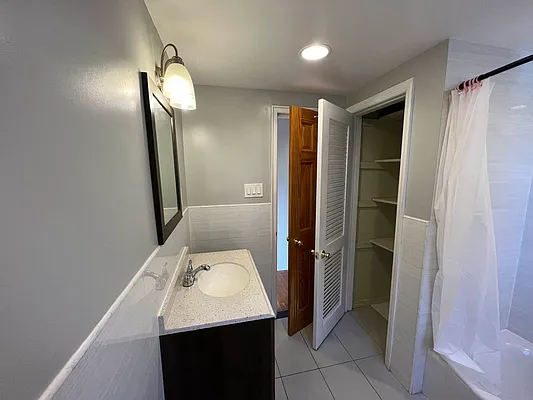 Rented by Capri Jet Realty Corp | media 6