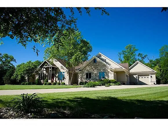 4075 Meadow Park Dr photo 1