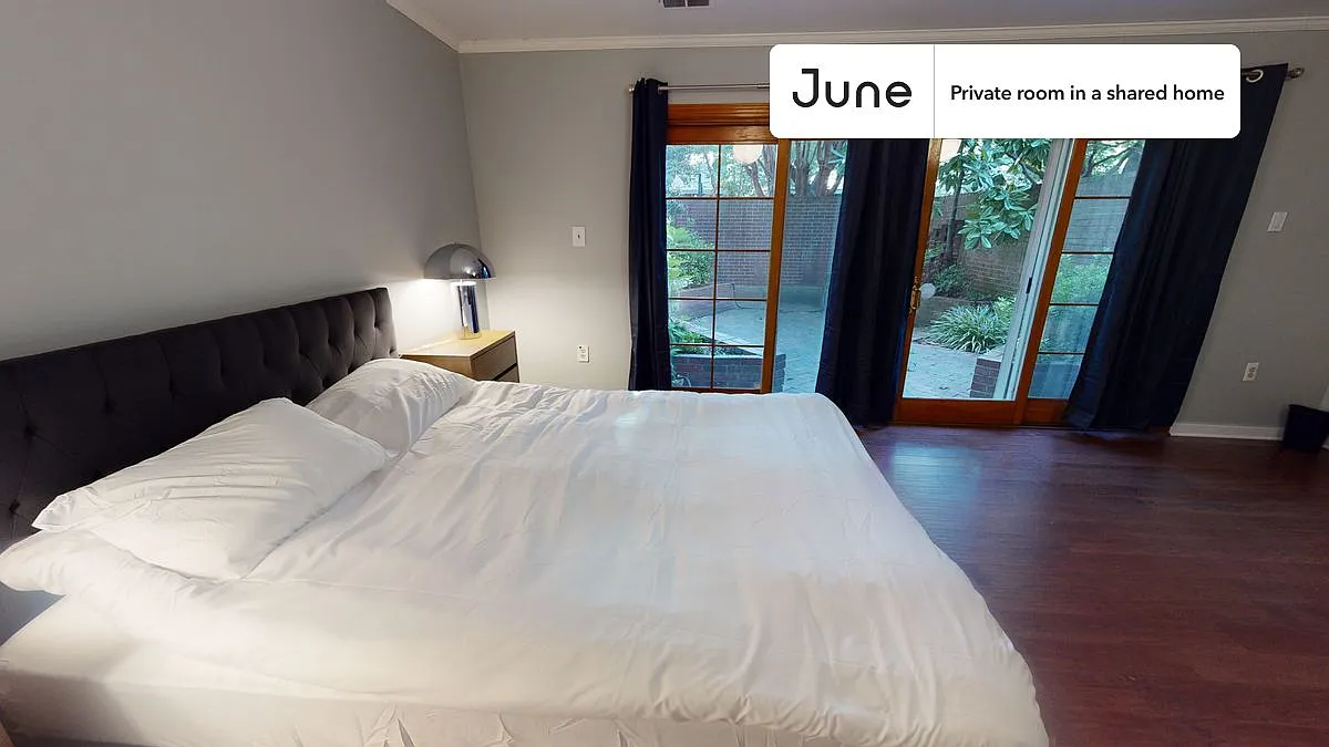 Queen bedroom in 7 bed/4 bath home in Southwest Waterfront #526 B — Photo 1