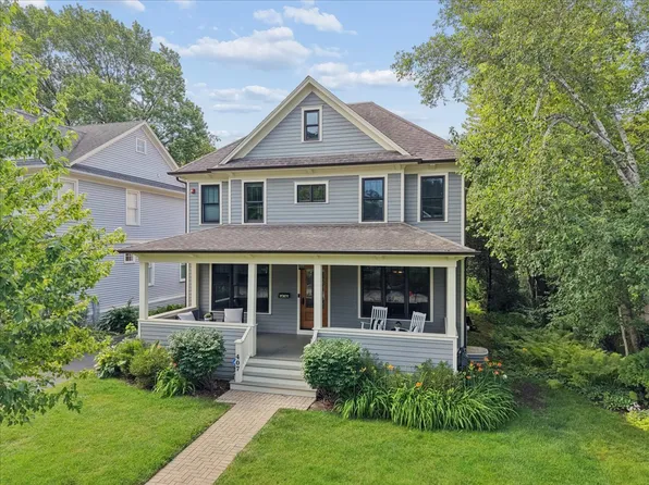 407 McKinley Ave, Libertyville, IL 60048