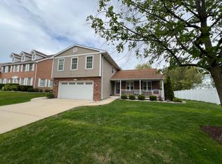 945 Williamsburg St, Westmont, IL 60559