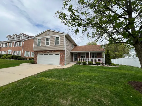 945 Williamsburg St, Westmont, IL 60559