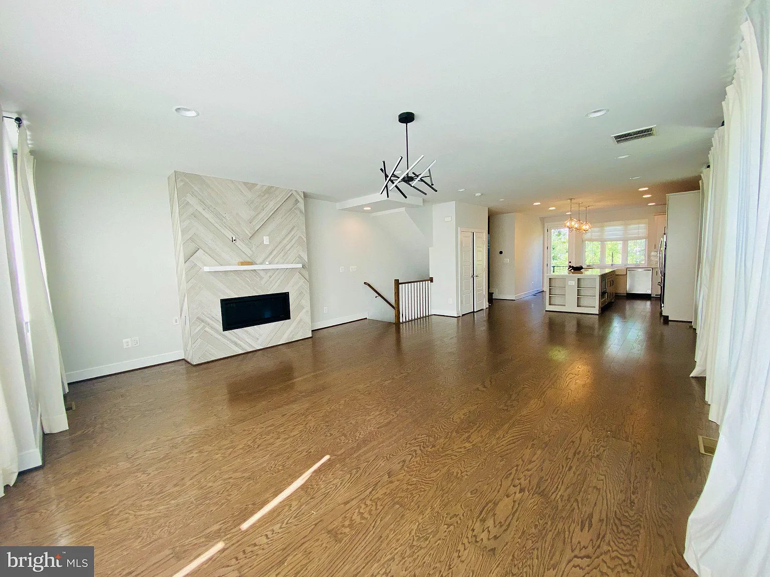 4 bed, 4.5 bath, 2348 sqft, $5,100 — Photo 3