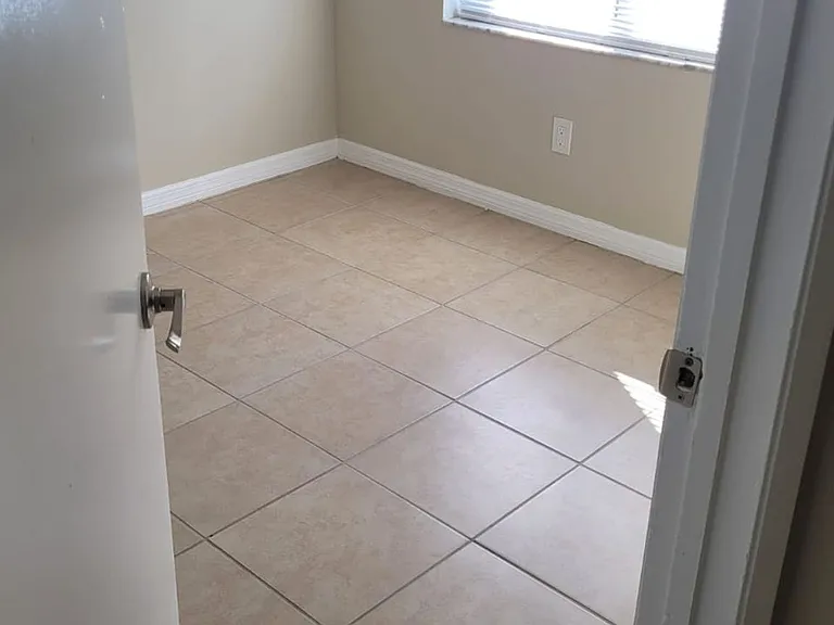 Port Tampa Flats — Photo 18
