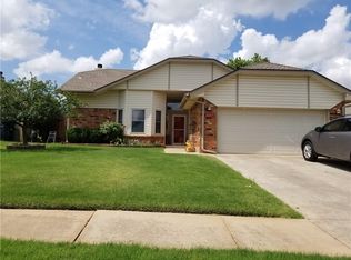 2217 NE 9th St, Moore, OK 73160