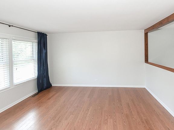 3rd image of 412 Woodhollow Ln