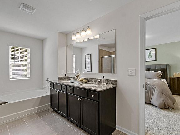 5th image of 131 Fernbrook Trl