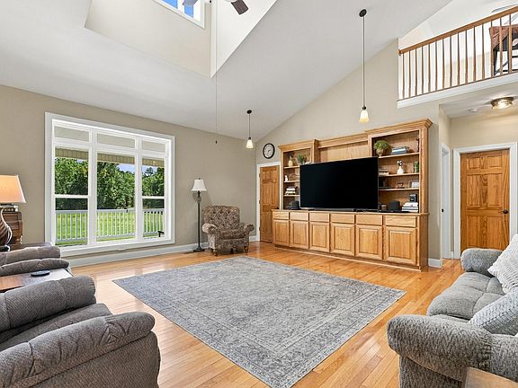 4th image of 210 Knotty Oak Dr