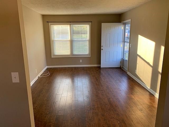 2nd image of 1155 Meadowview Dr