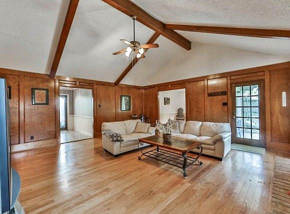 5th image of 15854 Seven Springs Dr