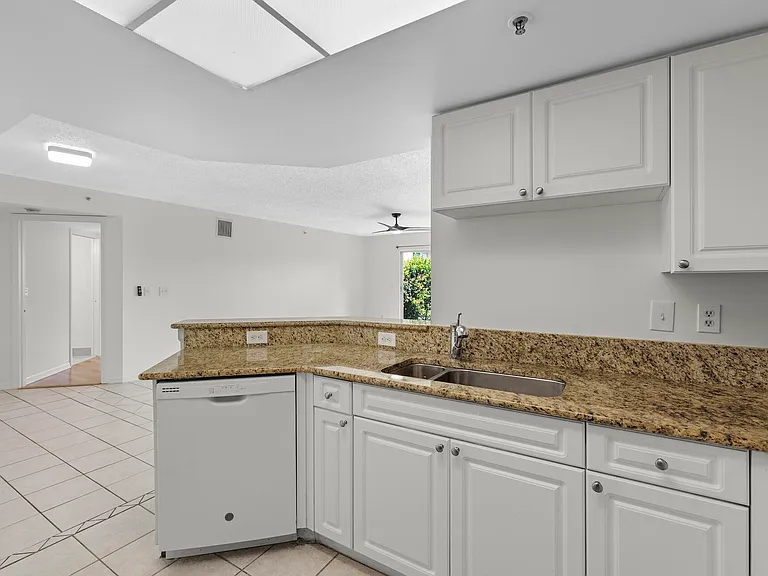 300 Crestwood Ct N #302 — Photo 4
