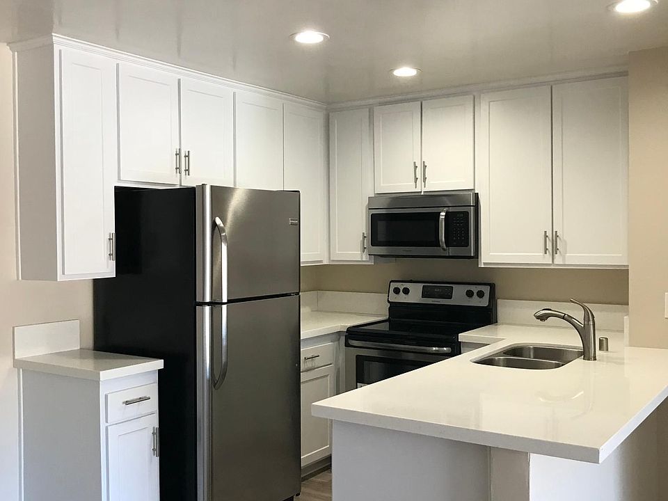 White Shaker Cabinets w/ Quartz Countertops