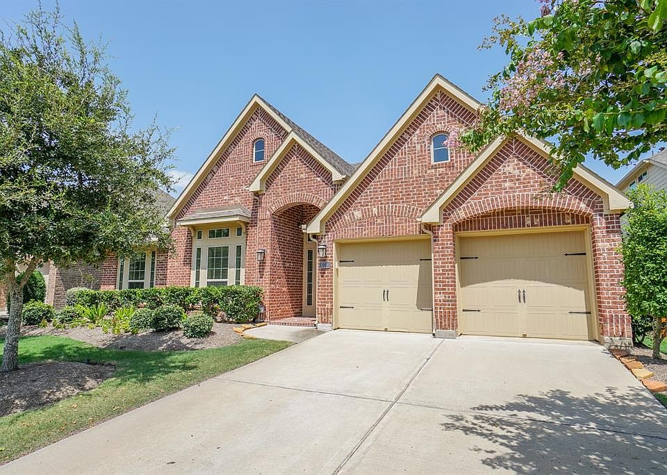 Beautiful Perry built home in desirable Cinco Ranch
